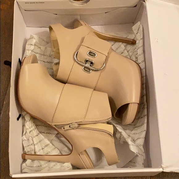 Cream colored heels - Picture 3 of 5